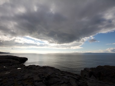 Düstere Wolken hängen über dem Meer (Foto: S. Gugeler)